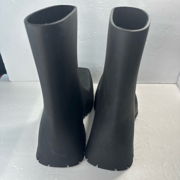 Step Boldly with the Balenciaga Trooper Rubber Boots –Rugged Elegance for Women! - Picture 13 of 15
